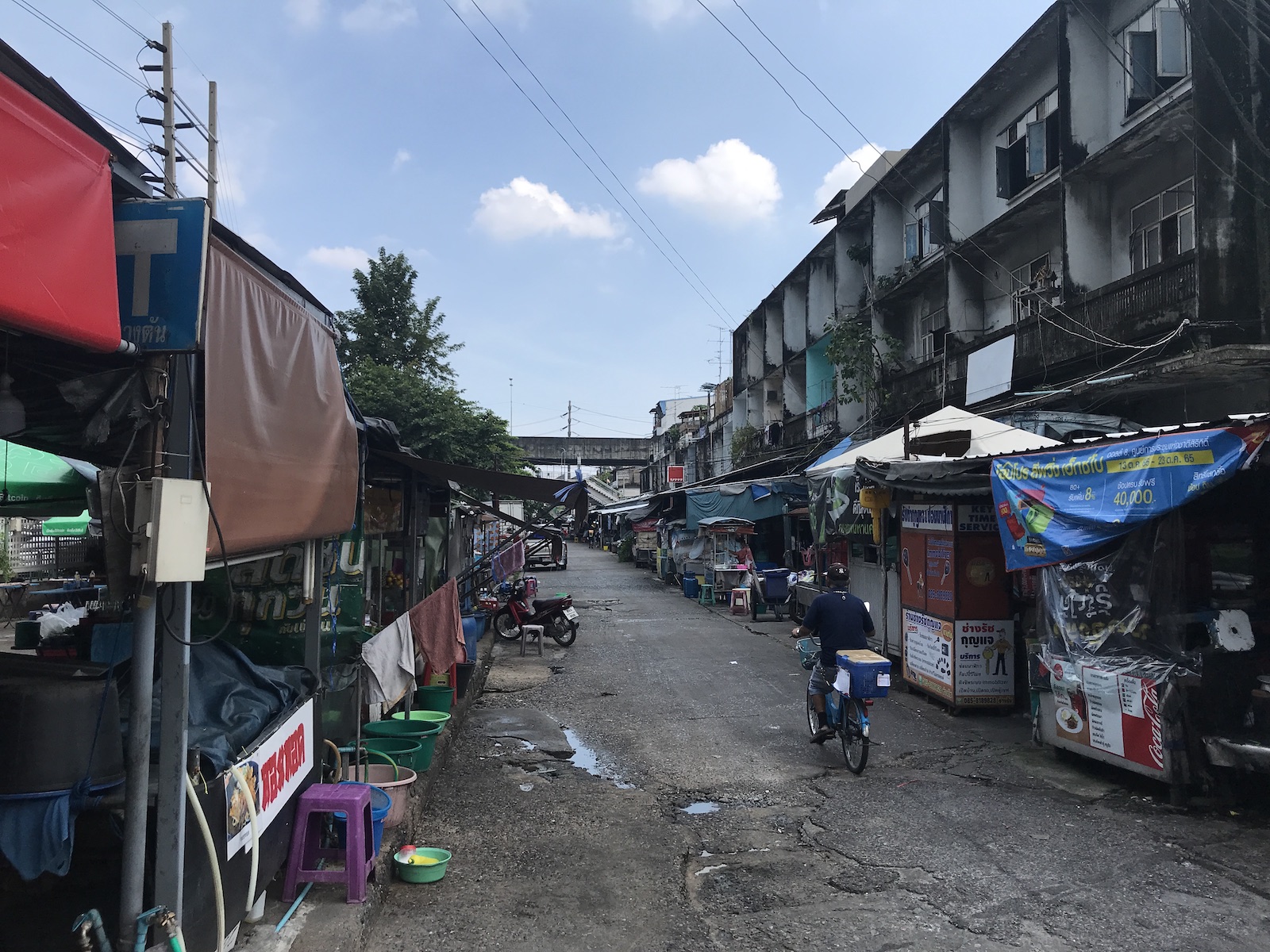 バンコクの屋台村であるクロントーイ市場の向かい側の屋台村