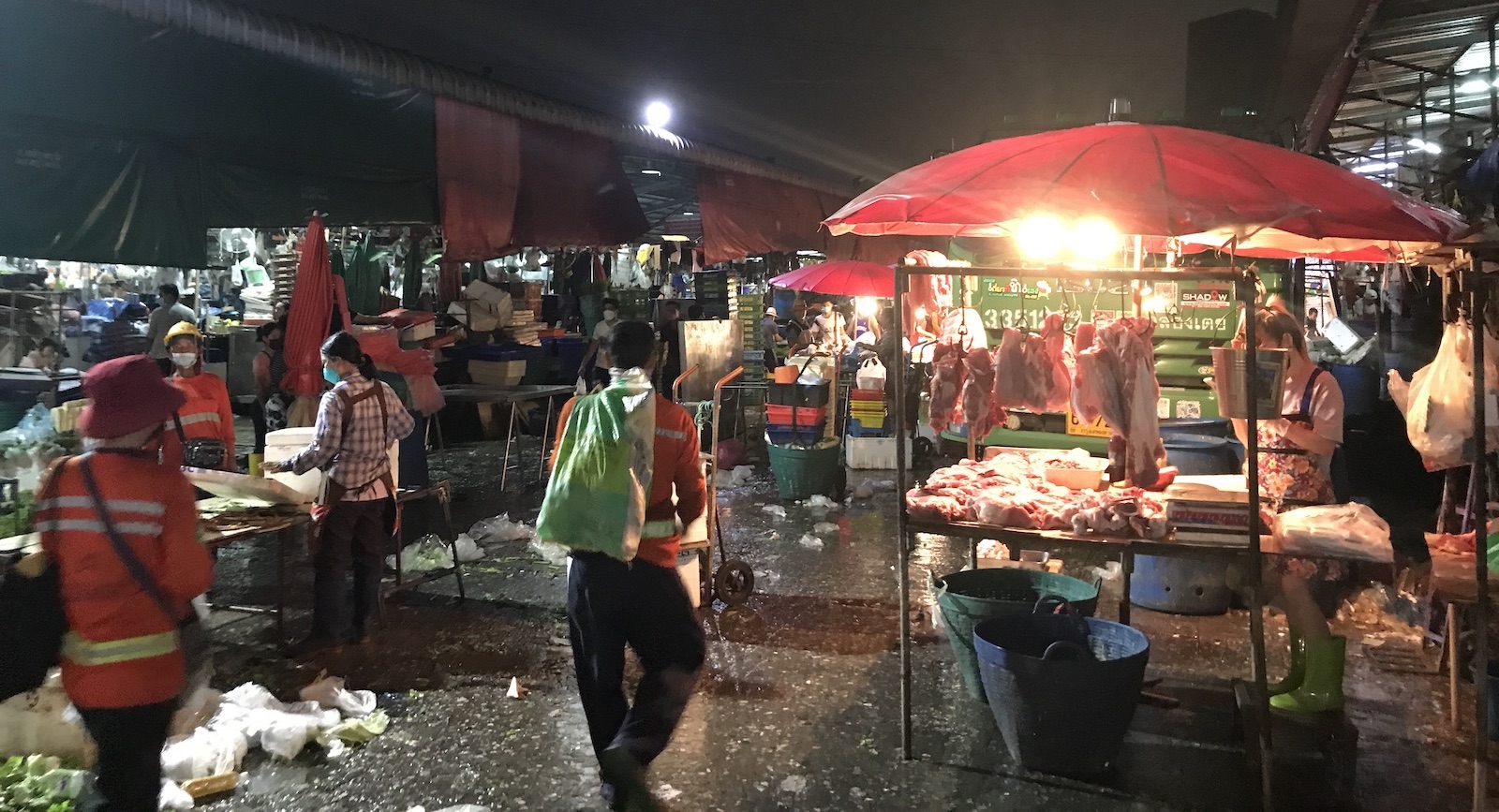 バンコクのクロントーイ市場では食肉や魚も常温で売られている