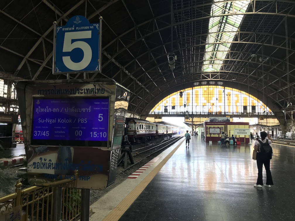 Train 45が発車するバンコクのフアラムポーン駅のホーム