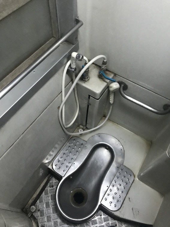 タイ国鉄の車内の和式トイレ