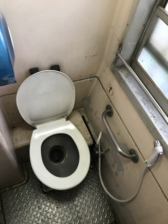 タイ国鉄の車内の洋式トイレ