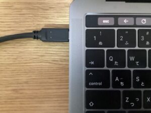 MacbookとIPS28UHDRC65WはType-Cケーブル一本で接続できる